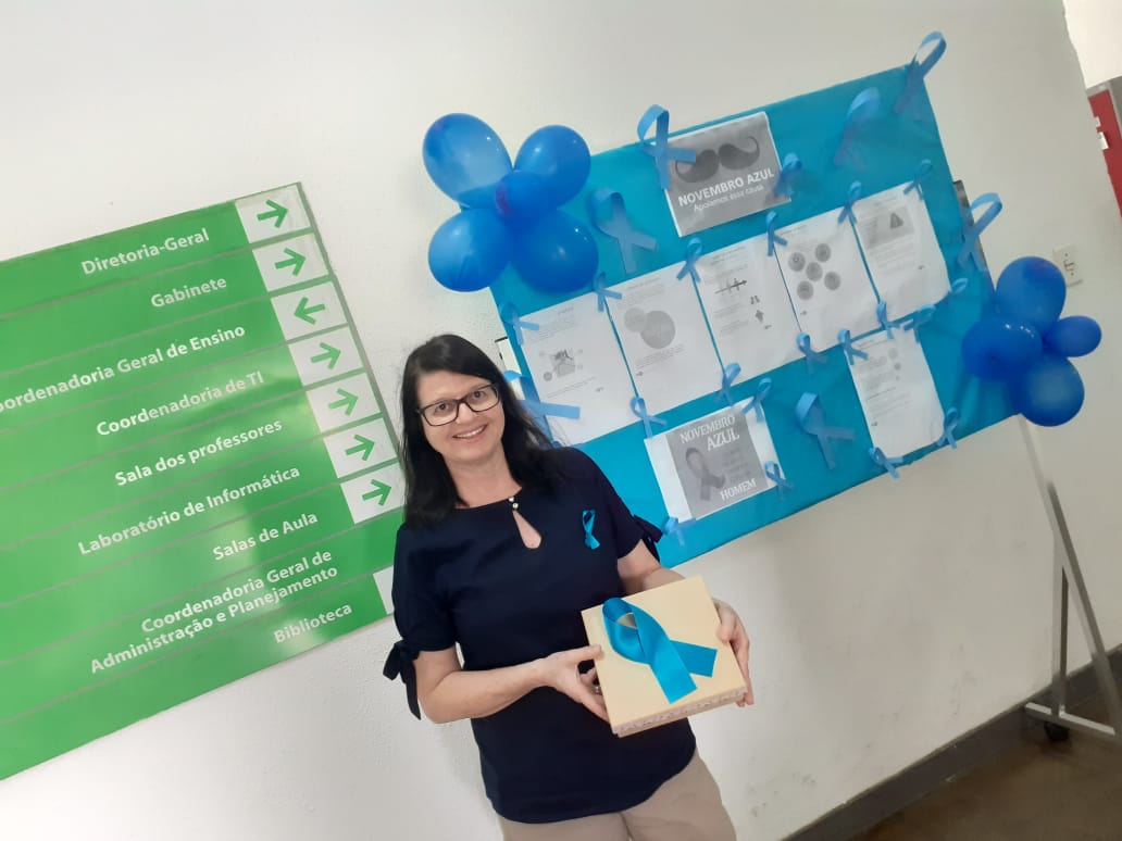 foto novembro azul no painel e cx fitinhas